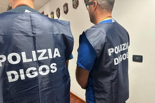 Napoli, sette giovani perquisiti: sequestrati coltelli e mazze - 