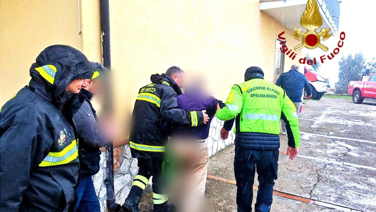 Anziano scompare da casa, ritrovato in un dirupo dopo ore di ricerche - 