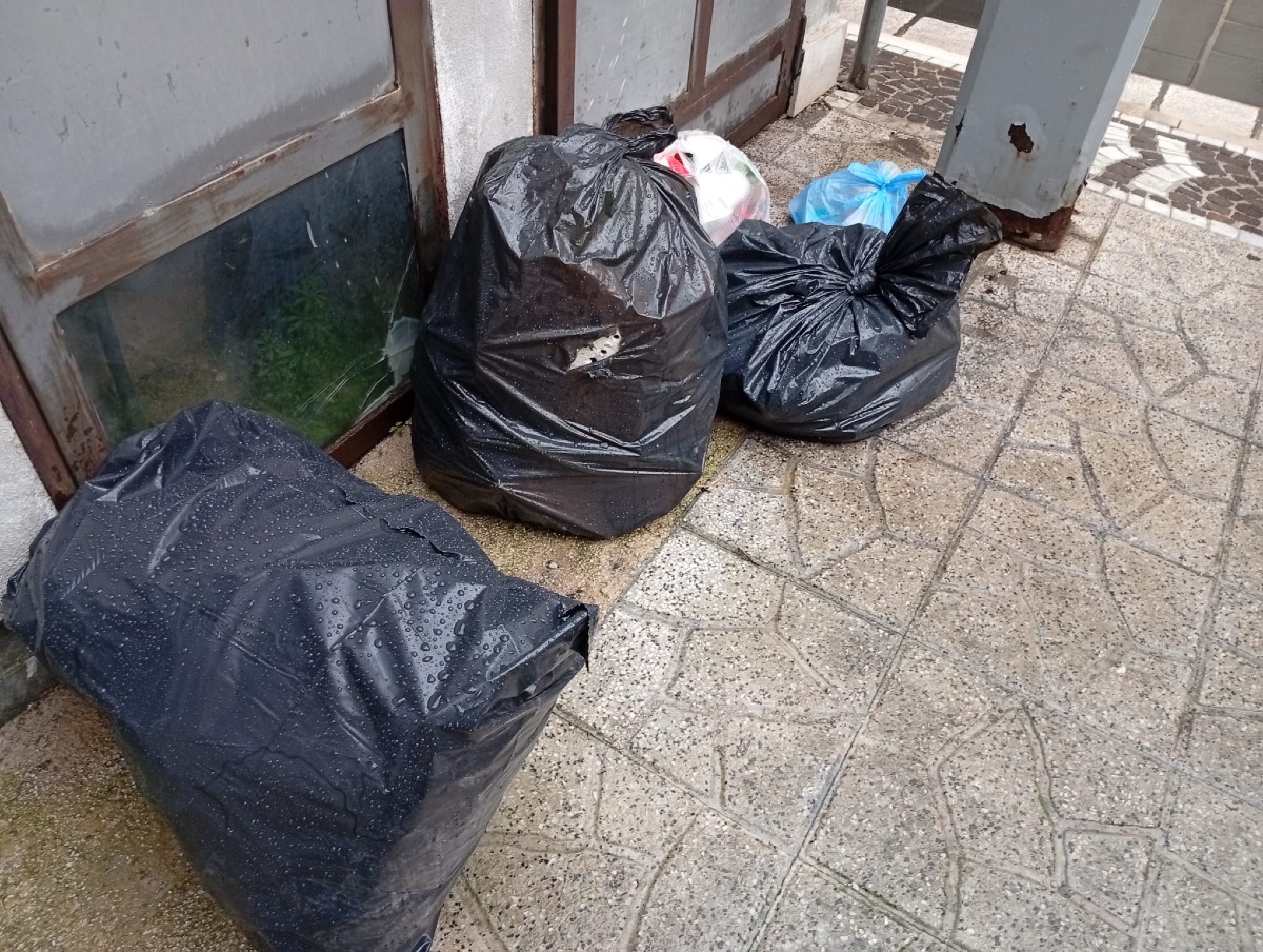 Cervinara. Di nuovo rifiuti abbandonati in via Carlo del Balzo. - 