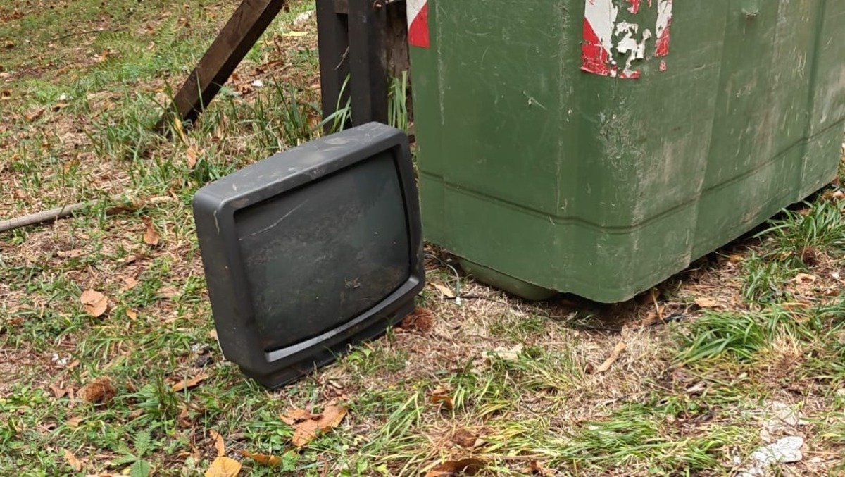 San Martino V.C. Rifugio Mafariello, un televisore abbandonato sfida il senso civico - 