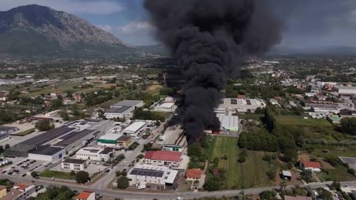 Incendio Eco Energy ad Airola, controllati 28,3 ettari di terreni - 