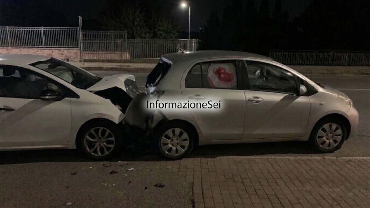 Tufara Valle, auto si schianta contro una vettura parcheggiata: una donna ferita - 