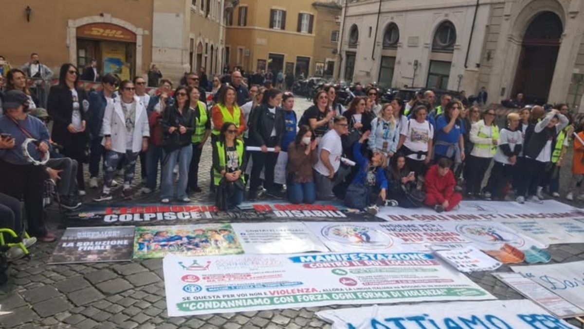 Caregiver sotto Montecitorio: ignorati, ma non smetteranno di lottare - 