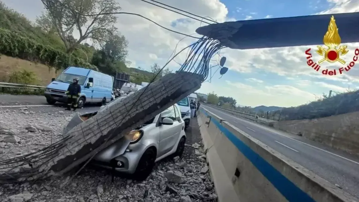 Baronissi, camion urta un cavalcavia: raccordo Salerno-Avellino chiuso - 
