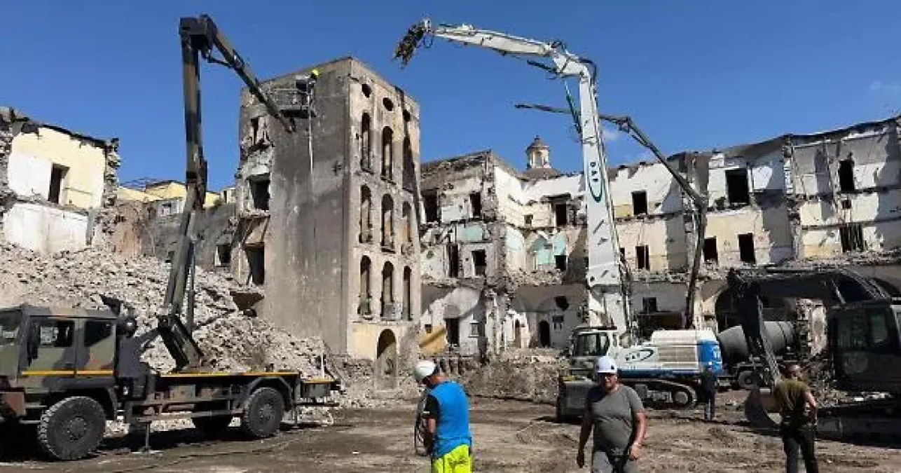 Torre Annunziata. Palazzo Fienga, completata la prima fase delle demolizioni.  - 